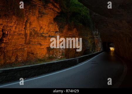 Einzigartige und berühmte Strada della Forra Scenic Road an der Höhlen von Pieve Tremosine zu Stockfoto