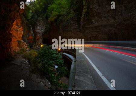 Einzigartige und berühmte Strada della Forra Scenic Road an der Höhlen von Pieve Tremosine zu Stockfoto