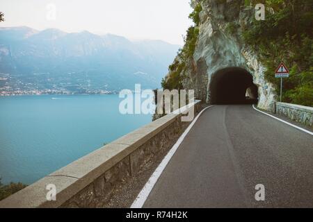 Tonnel auf der einzigartigen und berühmten Strada della Forra Scenic Road an der Höhlen von Pieve Tremosine zu Stockfoto