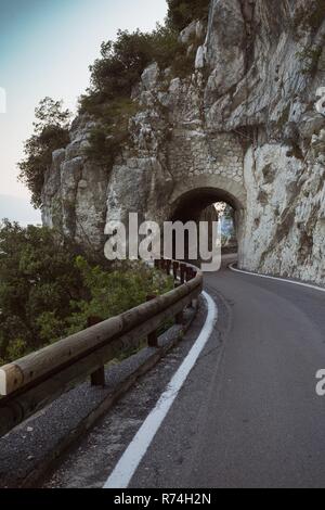 Tonnel auf der einzigartigen und berühmten Strada della Forra Scenic Road an der Höhlen von Pieve Tremosine zu Stockfoto