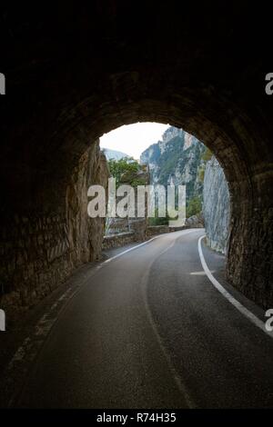 Tonnel auf der einzigartigen und berühmten Strada della Forra Scenic Road an der Höhlen von Pieve Tremosine zu Stockfoto