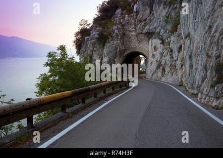 Tonnel auf der einzigartigen und berühmten Strada della Forra Scenic Road an der Höhlen von Pieve Tremosine zu Stockfoto