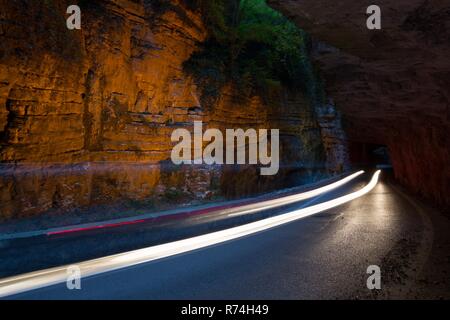 Einzigartige und berühmte Strada della Forra Scenic Road an der Höhlen von Pieve Tremosine zu Stockfoto