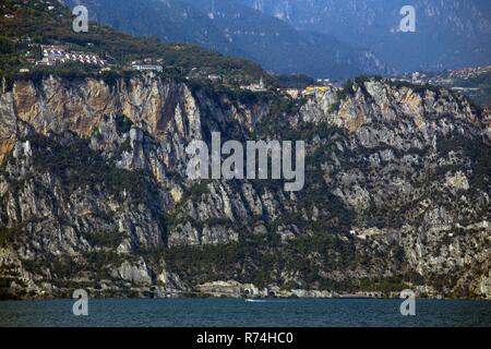 Blick auf die berühmte kleine Stadt Tremosine vom gegenüberliegenden Ufer des Gardasees. Italien. Stockfoto