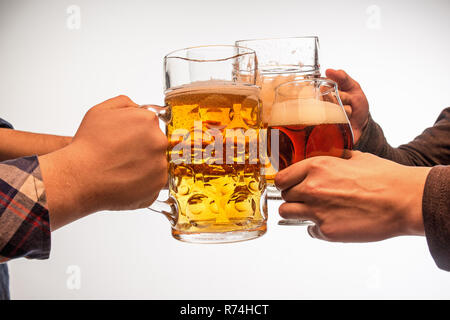 Hände mit Becher Bier toasten erstellen Splash auf weißem Hintergrund Stockfoto