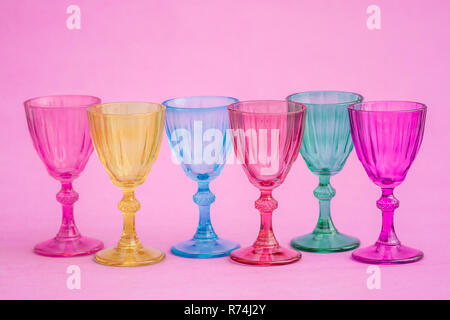 Reihe von bunten Brille auf Rosa Stockfoto