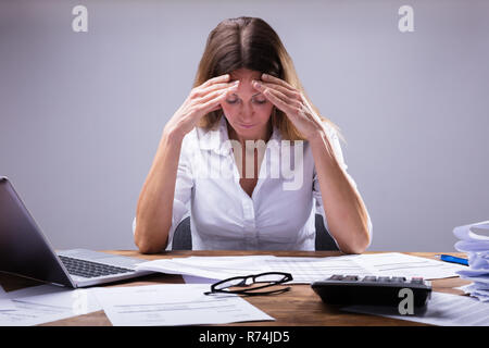 Geschäftsfrau leiden unter Kopfschmerzen. Stockfoto