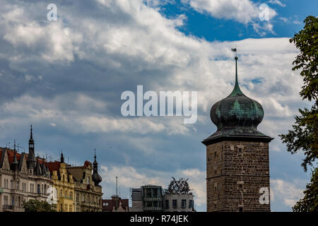 Erstaunliche künstlerische architektonische Details eines steinernen Turm mit Bronze Patina in der Altstadt von Prag, Tschechische Republik, bewölkten Himmel mit Puffy clouds i Stockfoto