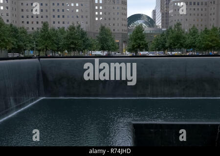 Brunnen mit Wasserfall. Zu Fuß durch die Straßen von New York, Manhattan. Das Leben von New York am Nachmittag. Straßen und städtischen Gebäude. Stockfoto