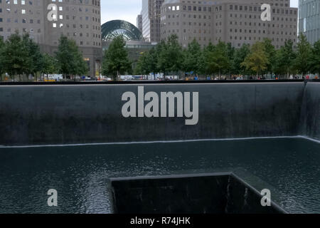 Brunnen mit Wasserfall. Zu Fuß durch die Straßen von New York, Manhattan. Das Leben von New York am Nachmittag. Straßen und städtischen Gebäude. Stockfoto
