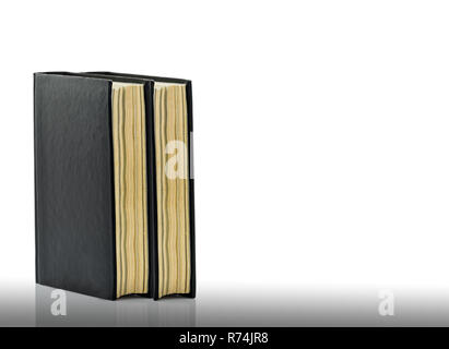 Geschlossene schwarze Buch ist die Verlegung auf weißem Hintergrund Stockfoto