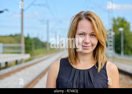 Porträt eines Mädchens in der Nähe von Bahnhof Weg Stockfoto