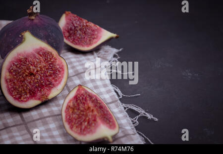 Frische Feigen. Essen Foto. Kreative Schema der ganze und aufgeschnittene Feigen auf einem weißen Hintergrund, in der ein Rechteck eingeschrieben. Blick von oben. Stockfoto