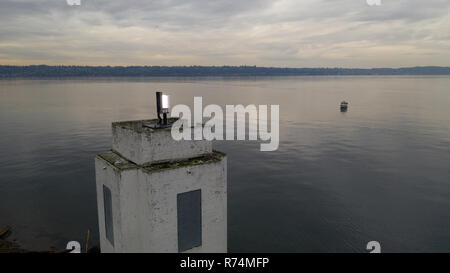 Es ist bewölkt und Ruhe für dieses Luftbild über Browns Punkt in Beginn Bucht Puget Sound Washington Stockfoto