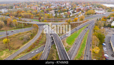 Herbst Farbe füllt die Bäume rund um die urbane Landschaft von East Hartford Connecticut in New England Stockfoto