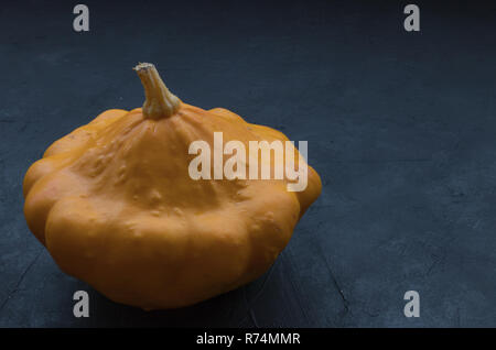 Gelbe pattypan Squash auf weißem Hintergrund. Art Zucchini cucurbit Draufsicht Stockfoto