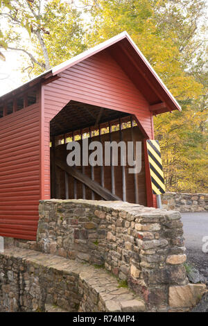 Die rote Roddy River Covered Bridge ermöglicht die Passage über den Fluss durch den gleichen Namen in Maryland Stockfoto