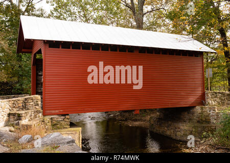 Die rote Roddy River Covered Bridge ermöglicht die Passage über den Fluss durch den gleichen Namen in Maryland Stockfoto