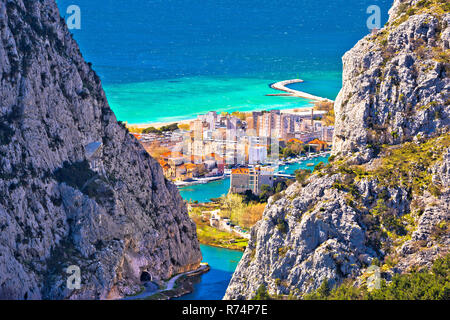 Stadt Omis Blick durch Fluss Cetina Canyon Stockfoto