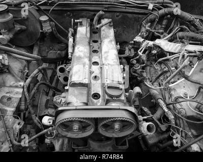 Alten Motor Auto Reparatur/Austausch der Kolben altes Auto mit der Zerlegung des Motors zur Reparatur in car service Stockfoto