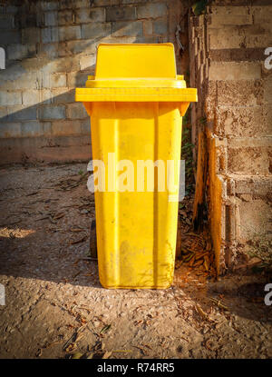 Gelbe Tonne / Die alte gelbe Papierkorb stand am Straßenrand Stockfoto