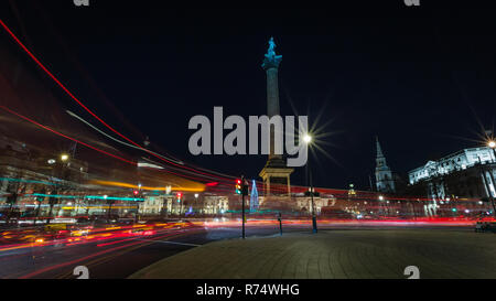 Trafalgar Square bei Nacht während der Weihnachtszeit. Stockfoto