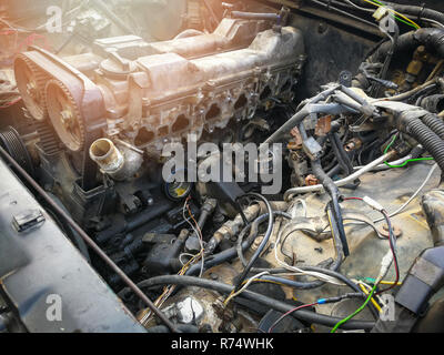 Alten Motor Auto Reparatur/Austausch der Kolben altes Auto mit der Zerlegung des Motors zur Reparatur in car service Stockfoto