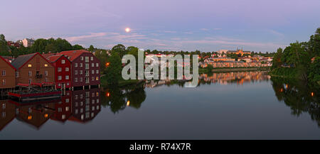 Panoramablick auf den Fluss Nidelva von Old Town Bridge bei Nacht. Trondheim. Norwegen Stockfoto