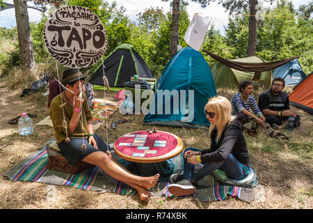 JUKY KUKLEN, Bulgarien - 04, 2015 - Wald, Musik Festival in der Nähe von Kuklen Dorf, Bulgarien. Auf dem Campingplatz und die Teilnahme an verschiedenen Aktivitäten wie Stockfoto