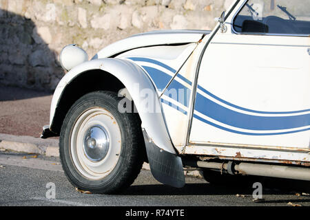 Roquebrune-Cap-Martin, Frankreich - Dezember 4, 2018: Weiß und blau gestreiften altes Auto Citroen 2 CV Auf der Straße, Französische Riviera, Frankreich, Europa, Cl geparkt Stockfoto