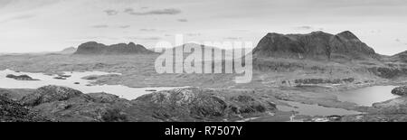 Blick auf den Suilven, Cul Mor und Canisp von Stac Pollaidh Berg im Norden westlich von Schottland, Highlands - Panorama Stockfoto