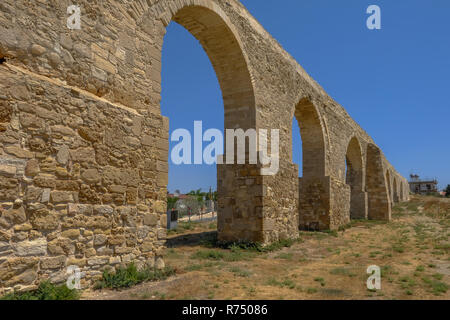 Ansicht der Aquädukt im Kamares, Larnaca. Landschaft mit Weitwinkel. An einem sonnigen Morgen im Sommer genommen. Stockfoto