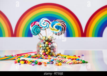 Bunte Bonbons in Gläsern auf dem Tisch auf Gummi Kugeln Stockfoto