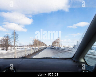 Fahrt entlang der Autobahn M1 in Russland im welken Tag Stockfoto