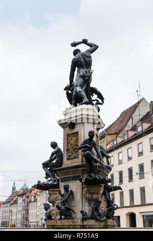 Rückansicht des Herkules Brunnen in Augsburg Stockfoto