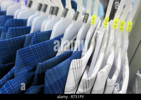 Ein Rack mit Taste, Shirts. Stockfoto