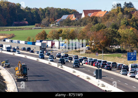 Ausbau der Autobahn A8 in der Nähe von Merklingen, Baden-WŸrttemberg, nord-westlich von Ulm, Ausbau auf 3 Fahrspuren pro Richtung, Verkehrsstaus auf den Text Stockfoto