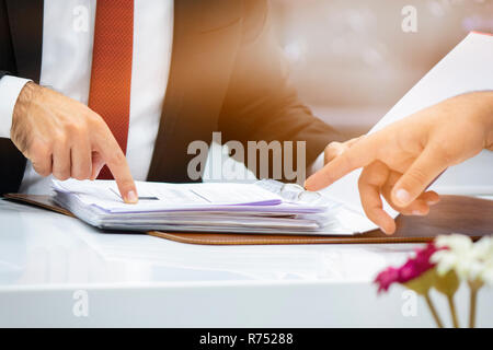 Arbeitstag im Büro. Zwei Geschäftsleute bei der Arbeit. Stockfoto