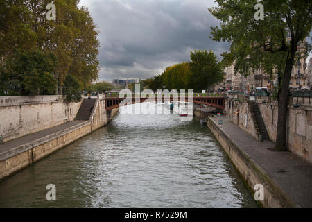 Paris, Frankreich/Oktober 2014: Der Blick vom Ufer der Seine in Paris, Frankreich an einem bewölkten Tag. Stockfoto