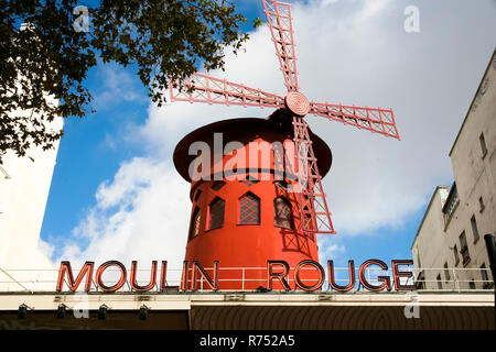 Paris, Frankreich, Oktober 2016, an der Mühle mit Blick auf das berühmte Moulin Rouge Theater in Paris, Frankreich. Stockfoto