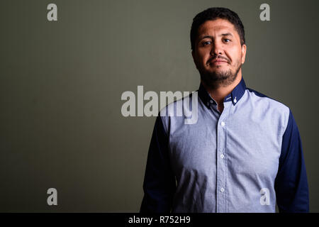 Portrait von bärtigen Persischen Geschäftsmann gegen farbigen Hintergrund Stockfoto
