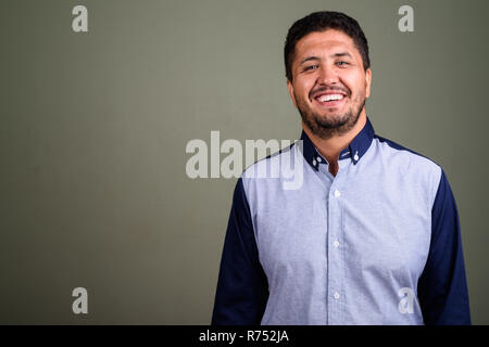 Portrait von bärtigen Persischen Geschäftsmann gegen farbigen Hintergrund Stockfoto