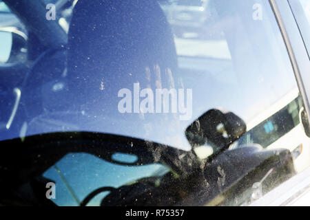 Eine staubige Handabdruck auf eine automobile Fenster. Stockfoto