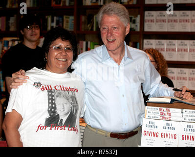 Der ehemalige Präsident Bill Clinton macht ein Auftritt bei einer Autogrammstunde bei Bücher und Bücher in Coral Gables, Florida am 6. September 2007. Clinton's neues Buch "Geben" die Regale in dieser Woche getroffen, Clinton plant ein umfangreiches signing Tour um das Land. Stockfoto