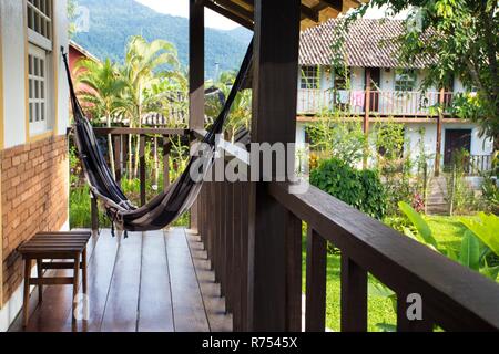 Hängematte auf dem Balkon der brasilianischen Tropenhaus Stockfoto