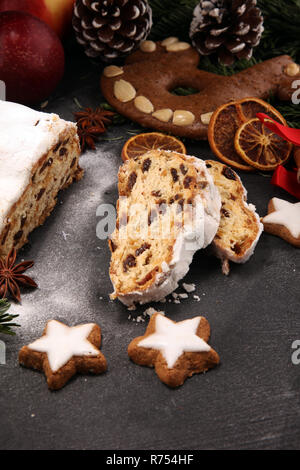 Traditionelle Europäische Weihnachten Gebäck, duftenden selbstgebackenen Stollen, mit Gewürzen und getrockneten Früchten. Auf rustikalen Tisch mit Xmas Tree Zweige geschnitten und de Stockfoto