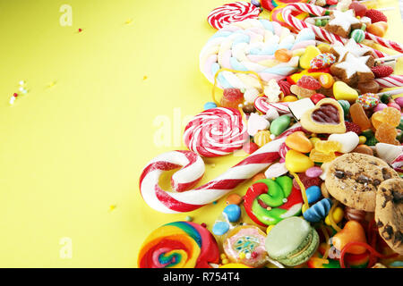 Bonbons mit Gelee und Zucker. bunter Mix aus verschiedenen childs Süßigkeiten und Leckereien Stockfoto