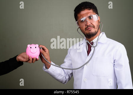 Bärtige persischen Mann Arzt tragen Schutzbrille gegen Co Stockfoto