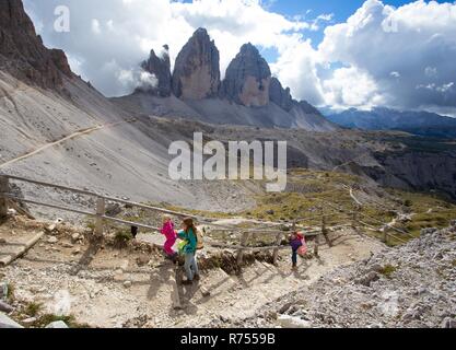 Familie - Mutter und zwei Töchtern Mädchen Schwestern Wanderer in den Bergen Dolomiten, Italien. Tre Cime di Lavaredo Stockfoto