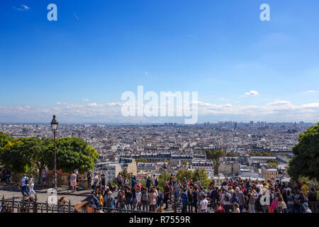 PARIS, Frankreich, 7. September 2018 - Masse von Leuten, die die Stadt Paris vom Gipfel der Butte Montmartre, dem höchsten Punkt der Ci Stockfoto